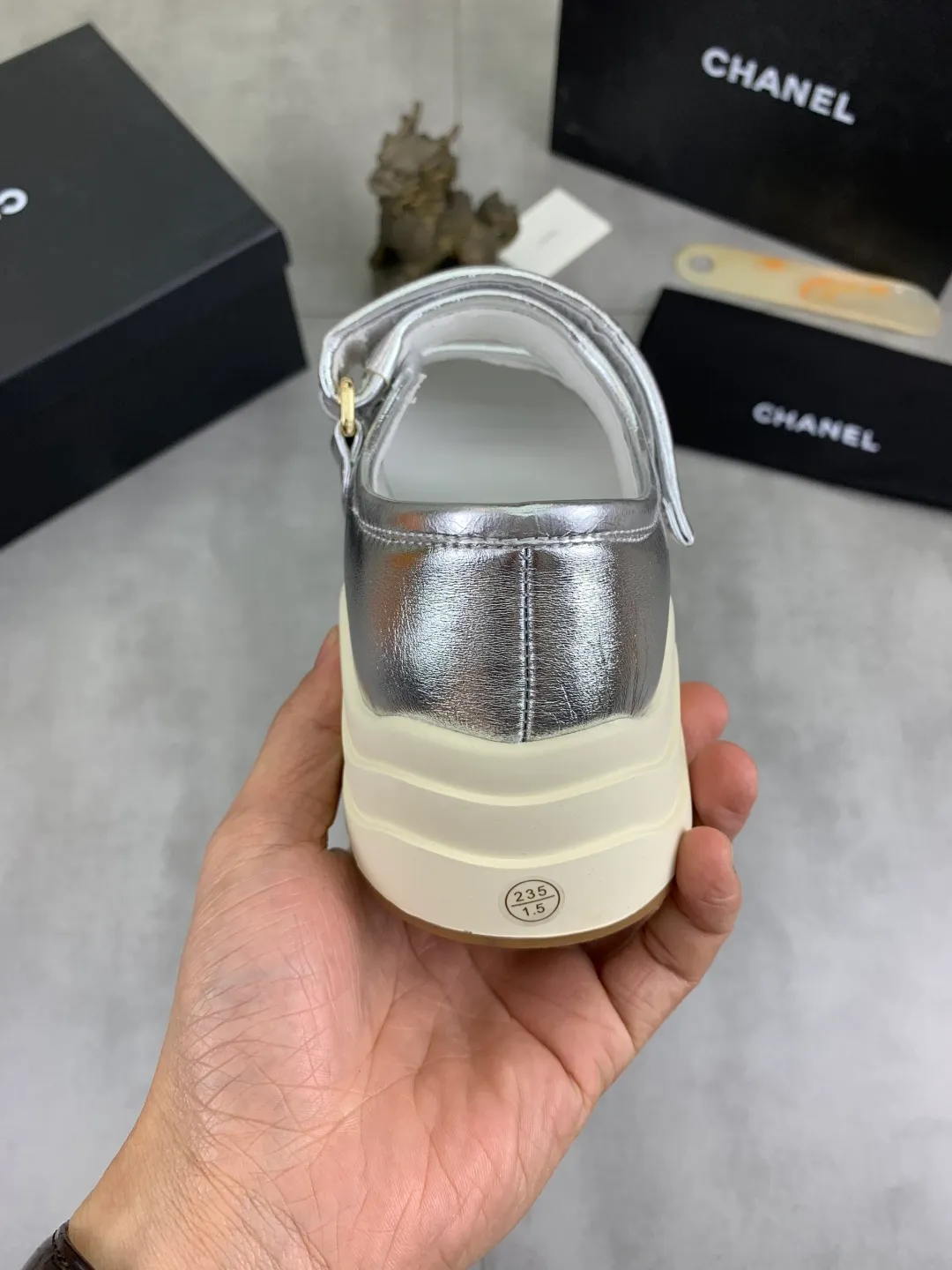 Men's men's shoes 💰P562 new high quality Chanel 25k spring counter new top quality [proud] This boot is really a lucky star for small people, thick sole 5cma more refined rhombus, slim legs, the key is very comfortable upper foot: imported cowhide lining: sheepskin lining outsole: genuine molded tpu outsole ~ 5cm heel height Color: 3️⃣ colors available Size: 35-40 (41 made to order, non-refundable)